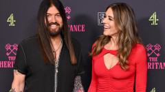 Elizabeth Hurley, topită după Billy Ray Cyrus! S-au ținut de mână și au pozat îndrăgostiți la premiera „The Inheritance”