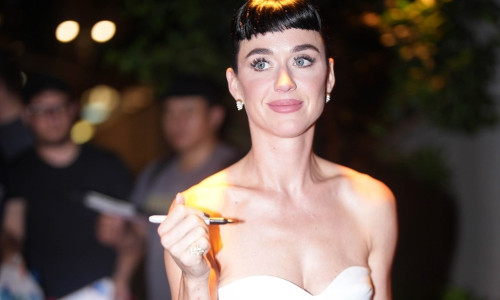Katy Perry signs for fans in the Big Apple!