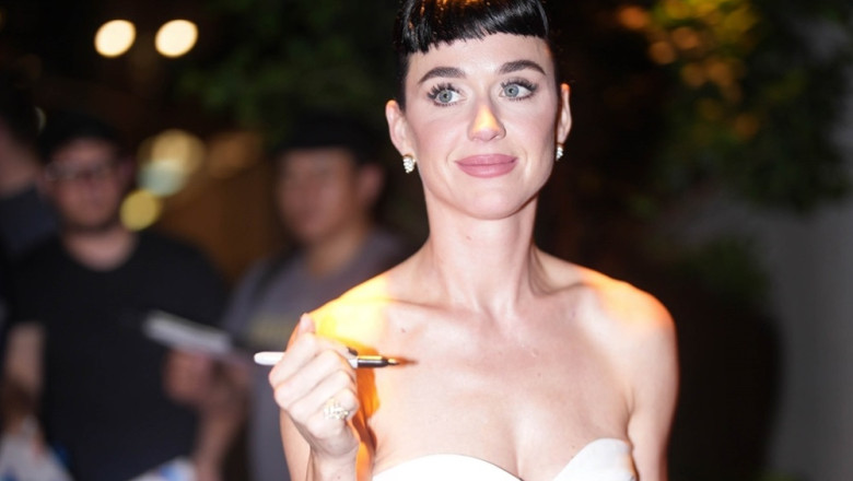 Katy Perry signs for fans in the Big Apple!