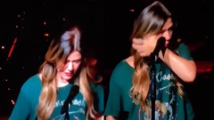 Kelly Clarkson, în lacrimi pe scenă, cu doar 12 zile înainte de moartea fostului soț, Brandon Blackstock: "Încerc să mă țin tare"