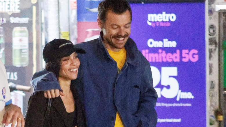 PREMIUM EXCLUSIVE: Harry Styles and Zoe Kravitz Confirm Romance as They Walk Arm in Arm on a Date Night in New York City.