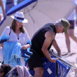 Jon Bon Jovi și soția lui la plajă