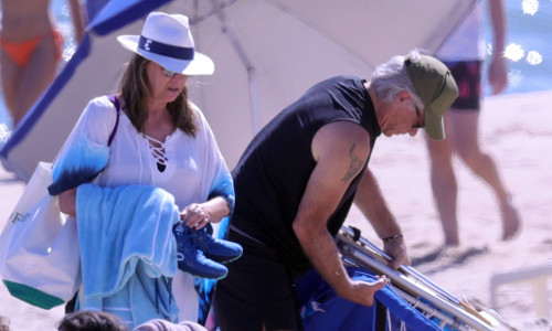 Jon Bon Jovi și soția lui la plajă