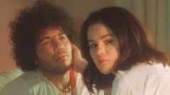 Selena Gomez și Benny Blanco, pe străzile din LA, într-o zi obișnuită din viața lor. Selena, ținută sport, în colanți, fără machiaj