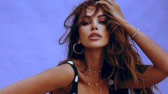 Mădălina Ghenea, apariție hipnotizantă pe o plajă din Italia, într-o rochie udă, lipită de piele. Mister și artă în alb-negru