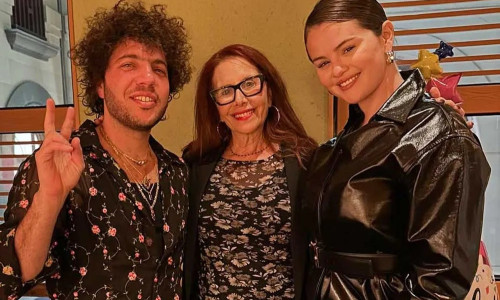 Benny Blanco, alături de mama sa, Sandra Levin, și Selena Gomez/ Foto: Instagram