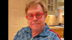 Elton John, moment viral și amuzant, cu mănuși roz și ironie. Cum le-a răspuns celor care l-au criticat pentru ușa murdară a cuptorului