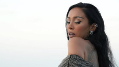 În vară făcea plajă la înălțimi amețitoare, pe bloc, acum e în Dominicană. Ruby e în elementul ei în costum de baie