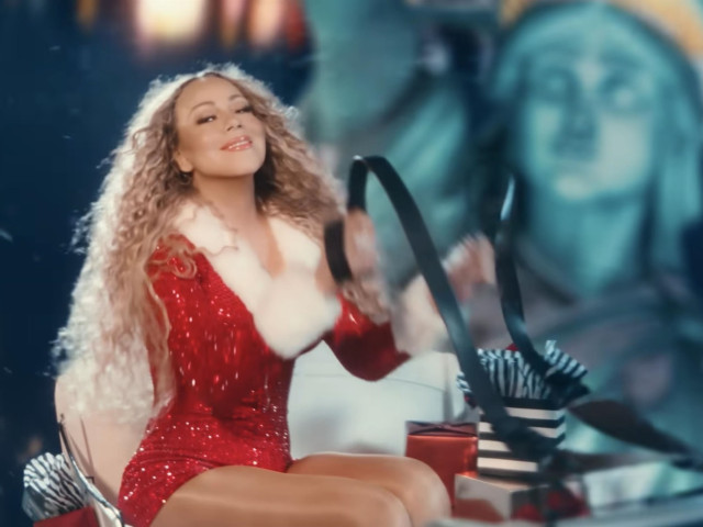 Regina Crăciunului, strălucitoare alături de gemenii ei adolescenți. Mariah Carey, într-o rochie roșie și strânsă pe corp