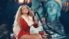 Regina Crăciunului, strălucitoare alături de gemenii ei adolescenți. Mariah Carey, într-o rochie roșie și strânsă pe corp