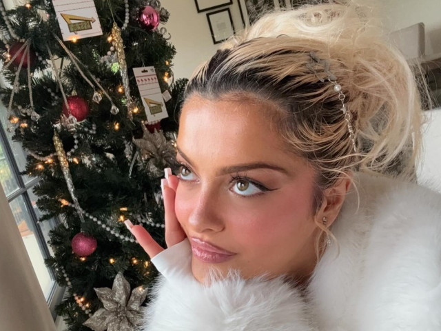 Salopetă strânsă pe corp, decolteu adânc, atitudine. Bebe Rexha, dorință neîmplinită de Crăciun: "Moșul nu mi-a adus pe nimeni"