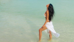 Face 48 de ani în vară, dar pare de 20. Fosta lui Lewis Hamilton și Grigor Dimitrov e perfectă în costum de baie