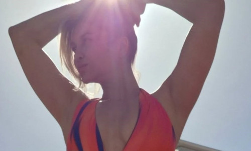 lora in costum de baie (1)