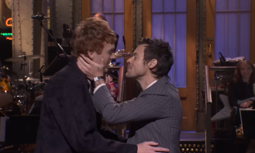 harry styles, sarut cu un barbat la snl (3)