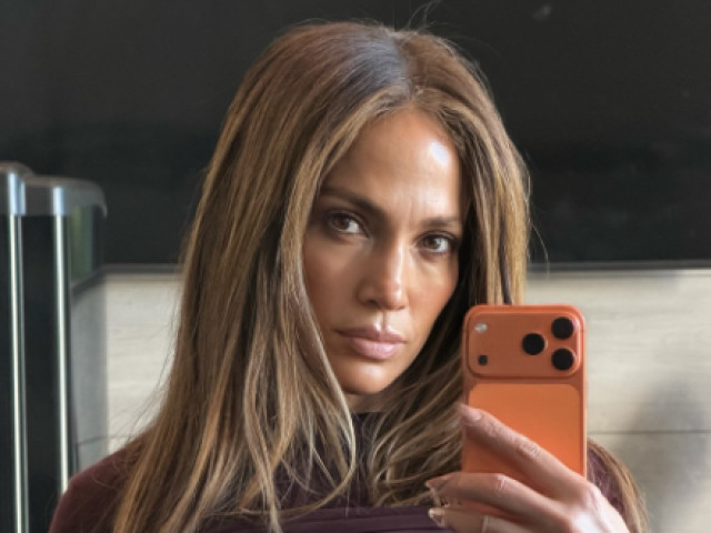 Cu părul lung desfăcut și ruj asortat la ținuta sport super mulată. Jennifer Lopez, magnet de priviri în LA