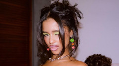 În loc de bluză a avut doar un tatuaj aplicat direct pe pielea goală. Tyla a completat cu blugi cu talie joasă, lăsați descheiați