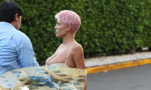 Bianca Censori shows off her new pink hairstyle!
