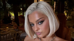 Kim Kardashian din muzică. Bebe Rexha, într-o rochie ciocolatie din piele atât de mulată încât abia putea merge