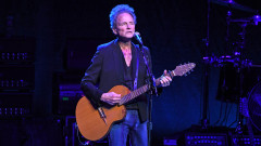 Lindsey Buckingham, legendarul chitarist de la Fleetwood Mac, atacat de o femeie care spune că e fiica lui: "E tatăl meu biologic"
