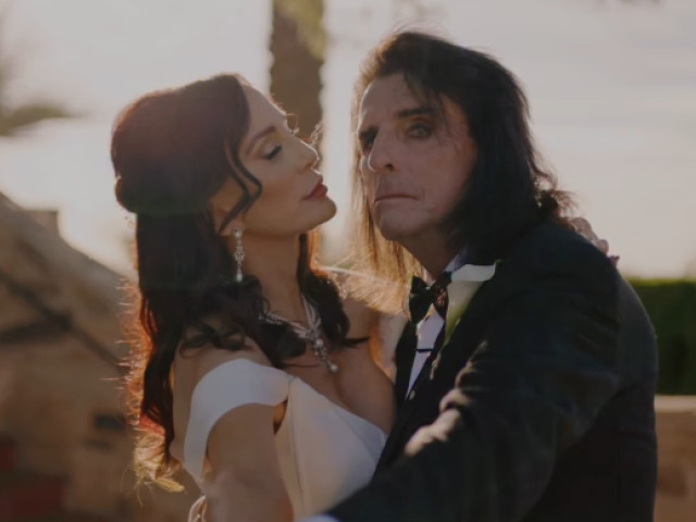 Alice Cooper și soția sa, din nou mire și mireasă, la 50 de ani de la nuntă: "Arată unei lumi cinice că iubirea adevărată există"