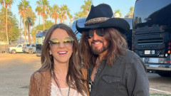 Billy Ray Cyrus și Elizabeth Hurley, sărut pasional la Festivalul Stagecoach. Reacția fiului actriței, Damian, a devenit virală
