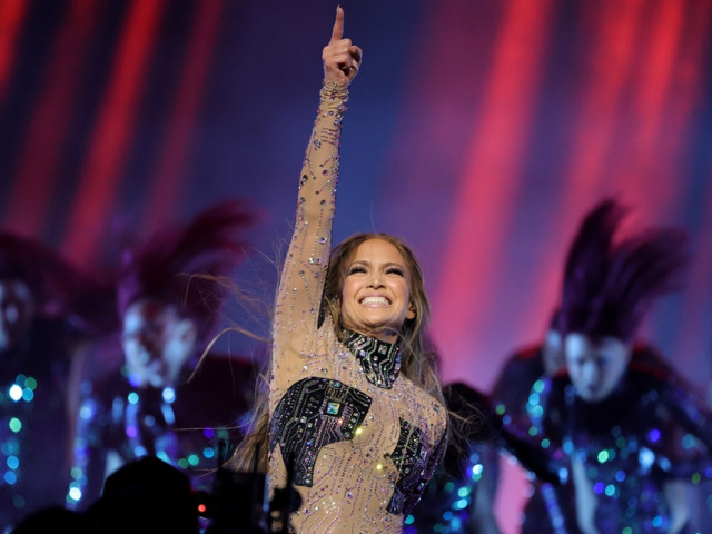 „Nimic nu mă poate opri, sunt LIBERĂ”. Jennifer Lopez, atitudine și abdomen parcă sculptat într-o filmare postată pe Instagram