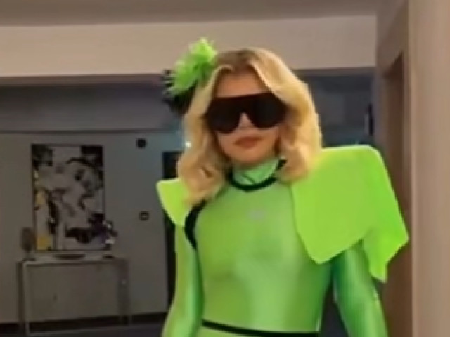 Loredana Groza joacă din nou cartea îndrăznelii. În body verde neon, a făcut show în club alături de un tânăr de 21 de ani
