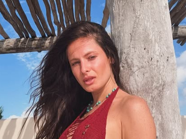 Raluka, spectaculoasă în costum de baie, în vacanța din Toscana. Artista și-a etalat silueta impecabilă, dar și un inel pe mâna stângă