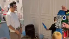 Ștefan Bănică, total implicat la petrecerea de ziua mezinului său. Tată mândru și zâmbitor lângă puștiul lui de 7 ani