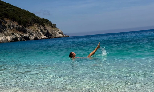 raluka in costum de baie in grecia (4)