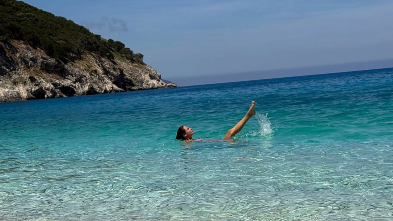 raluka in costum de baie in grecia (4)