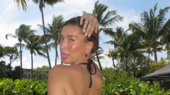 Hailey Bieber, un costum de baie roz și o înghețată care se topește în soarele din Palm Springs. Soția lui Justin, naturală și senzuală