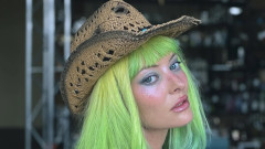 "Sirena apelor" în oaza ei de relaxare. Delia, în costum de baie, cu perucă verde, la piscina de pe terasa penthouse-ului ei