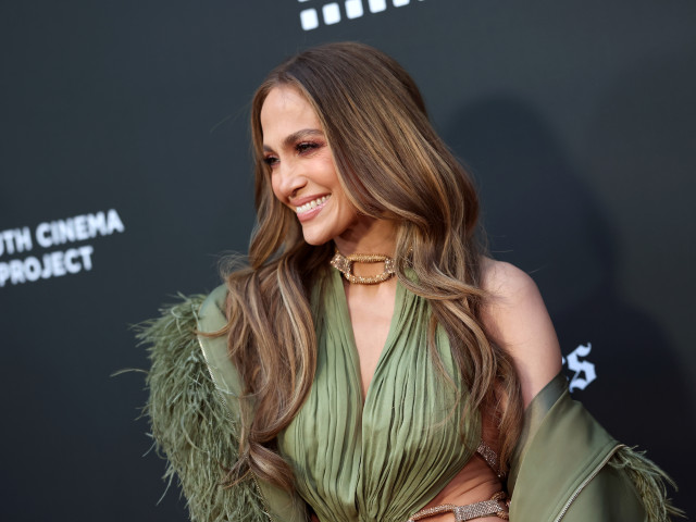 „Ești zeiță!” Jennifer Lopez a pozat în camera de hotel din Cannes într-o rochie mini, decupată și decoltată