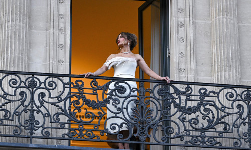 Jennifer Lopez greets fans from her hotel balcony before dinner in Paris