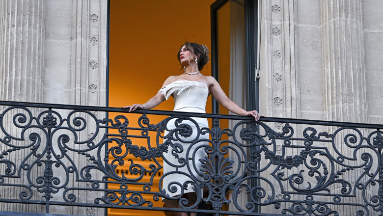 Jennifer Lopez greets fans from her hotel balcony before dinner in Paris