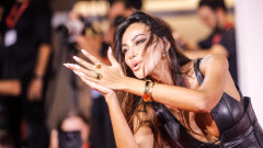 Mădălina Ghenea, show pe covorul roșu la Veneția. A apărut în ținută decoltată din piele și s-a jucat provocator cu părul