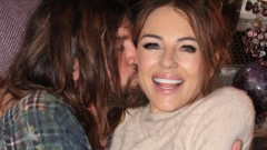 Elizabeth Hurley și Billy Ray Cyrus, logodiți după un an și jumătate de iubire. Actrița de 61 de ani, surprinsă cu un inel impresionant