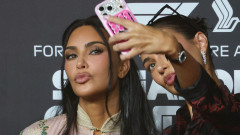 Păr albastru electric, dinți negri, piercinguri. Kim Kardashian s-a transformat în fiica ei de 13 ani, North West, de Halloween
