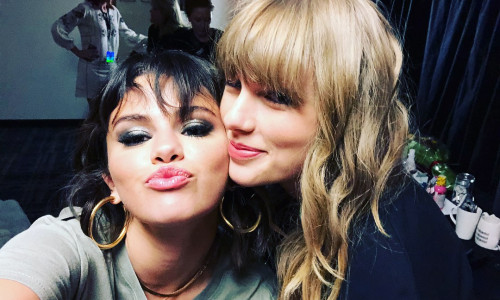 selena-taylor-selfie.jpg