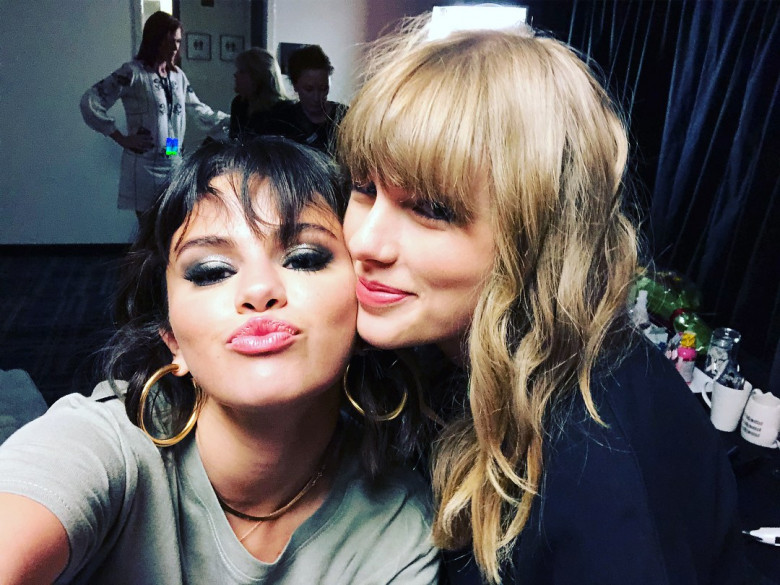 selena-taylor-selfie.jpg