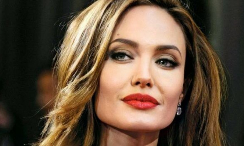 angelina-jolie-dragoste-viata-mama-sa-700x350.jpg