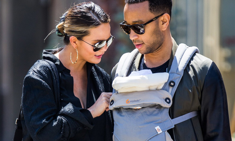 Chrissy-Teigen-and-John-Legend.jpg