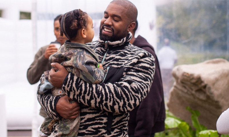 Kanye West: „Trebuie sa-i multumesc lui Travis Scott ca m-a ajutat sa fiu langa fiica mea de ziua ei de nastere''