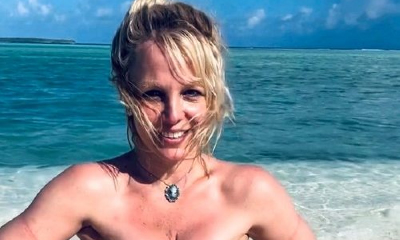 Britney Spears strikes again! Viitoarea mamica s-a pozat, din nou, in ipostaze sexy!