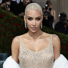 Kim Kardashian a purtat o rochie atat de mulata incat a facut sarituri in loc de pasi