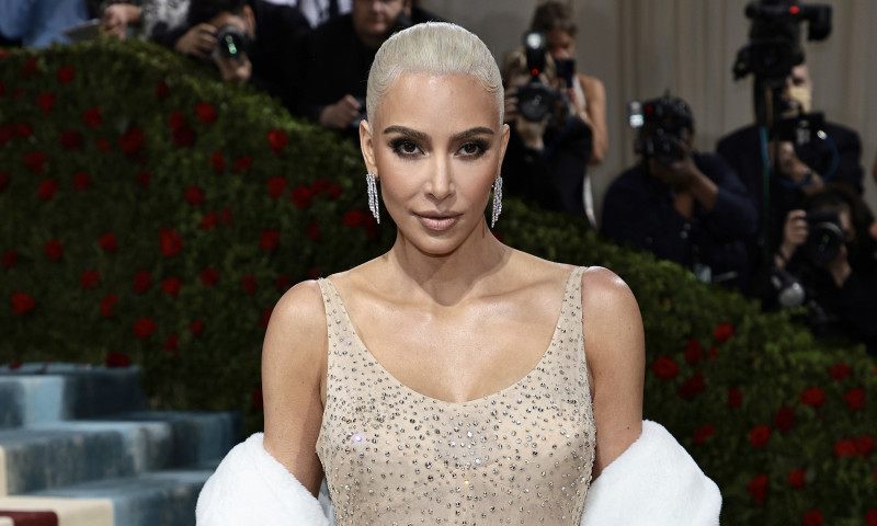 Kim Kardashian a purtat o rochie atat de mulata incat a facut sarituri in loc de pasi
