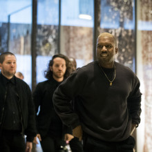 Kanye West si Bianca Censori, aparitie bizara in drum spre biserica
