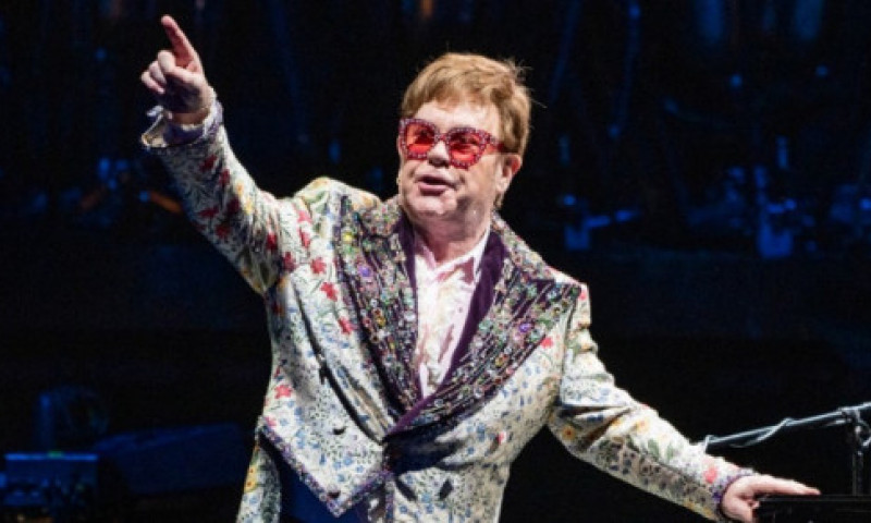 Elton John si-a petrecut noaptea la spital dupa ce a alunecat in casa