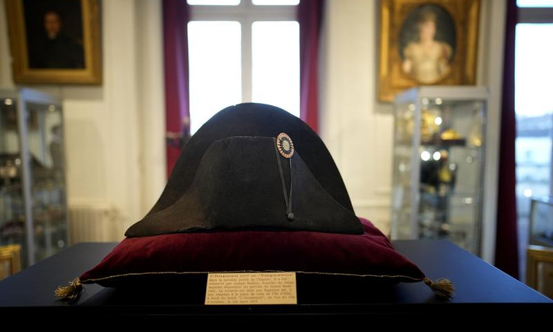O palarie a lui Napoleon a fost vanduta la licitatie cu o suma record